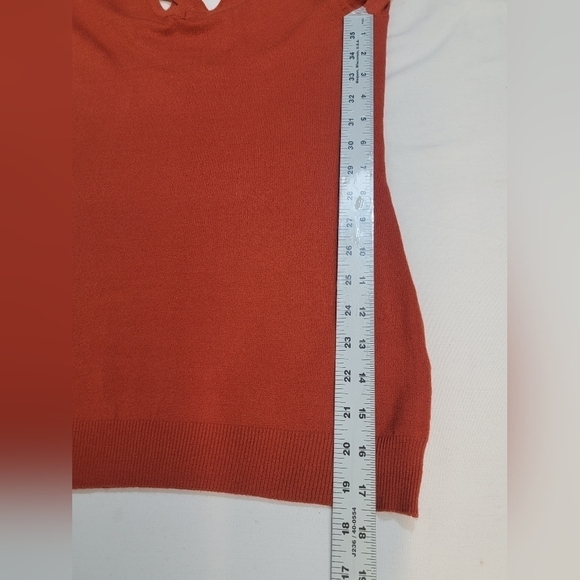 LOVE ♡ELLIE MIA BACK DETAIL SWEATER Women's Size XS V-Neckline, Pull Over - Picture 6 of 11